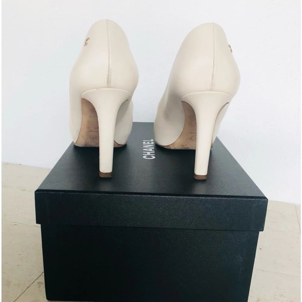 CHANEL Two-Tone Cap -Toe Pumps in Cream and Black .Size 39 - Picture 13 of 13